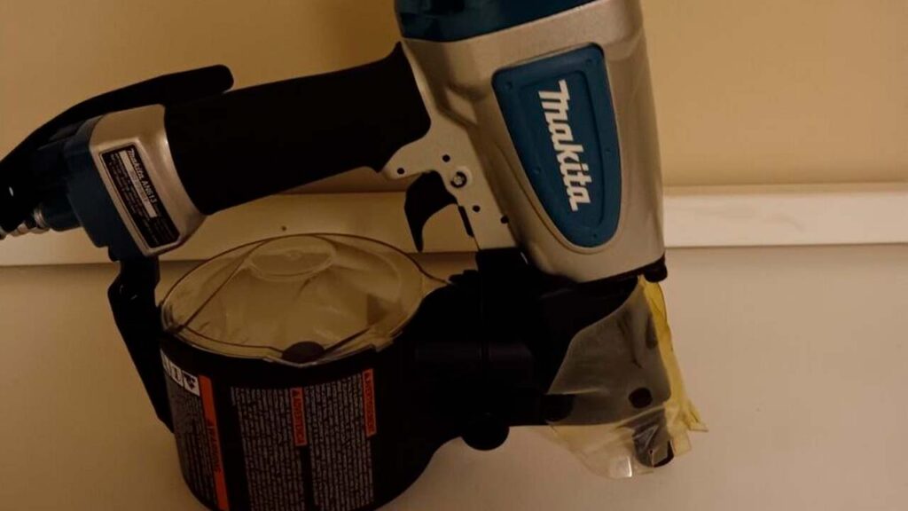 Clavadora Makita AN613