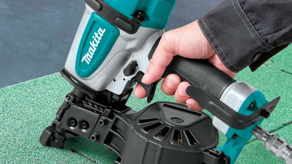 Pistola de roofing Makita AN454