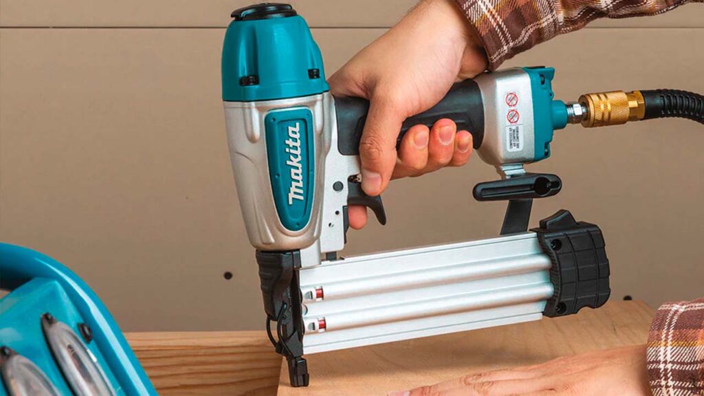 Pistola para brading Makita AF506