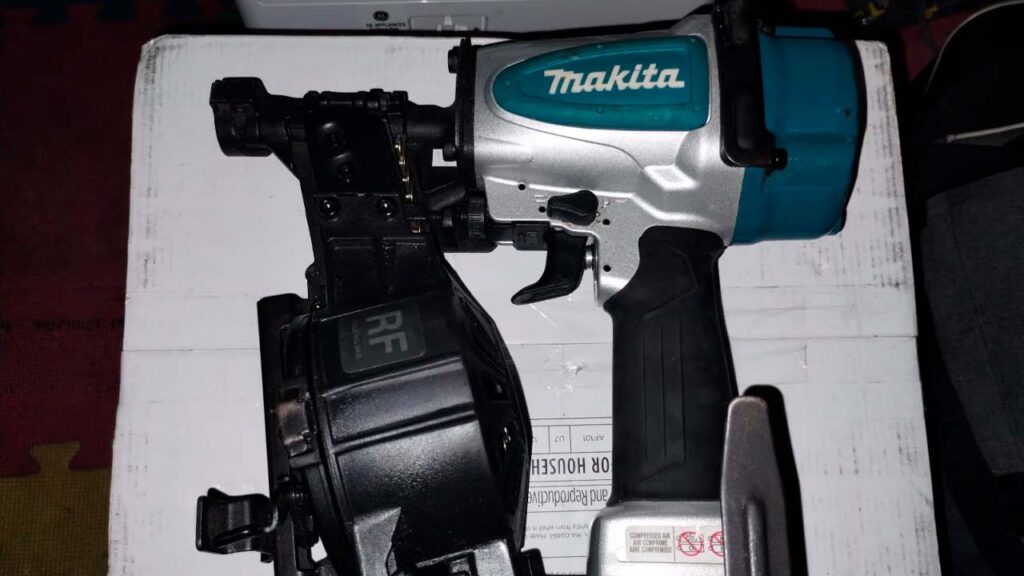 Pistola para roofing Makita AN454